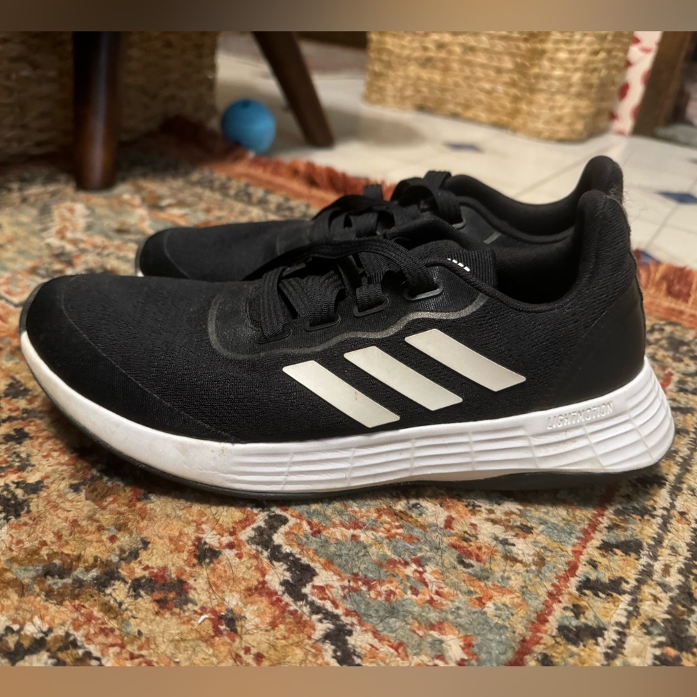 Adidas sneaker size 8.5 women’s